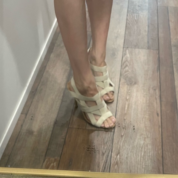 ⚜️ Manolo Blahnik cream colored heels/shoes! ⚜️ - Picture 3 of 8